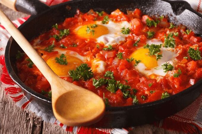 telur orak-arik dengan tomat dan paprika manis