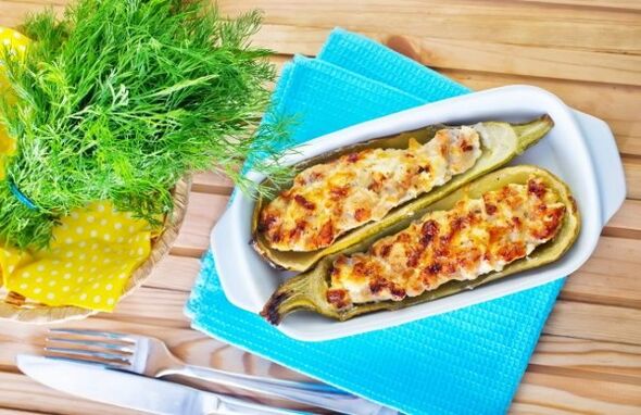 Diet Mediterania kaya akan hidangan nabati, seperti zucchini dengan keju feta