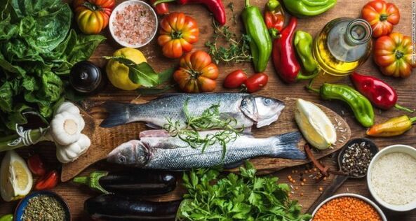 Ikan dan sayuran adalah produk utama dalam diet Mediterania untuk menurunkan berat badan. 