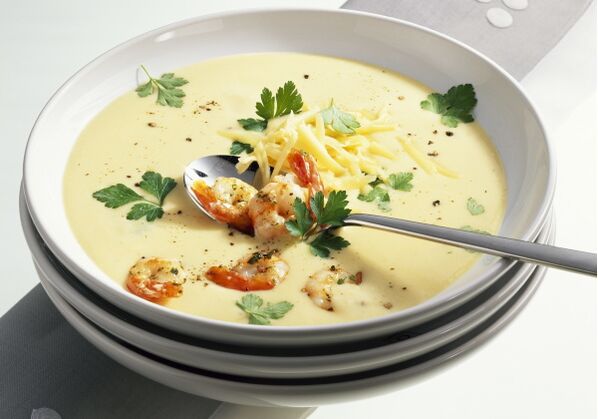 Makan siang diet Mediterania mungkin termasuk krim keju dan sup makanan laut. 
