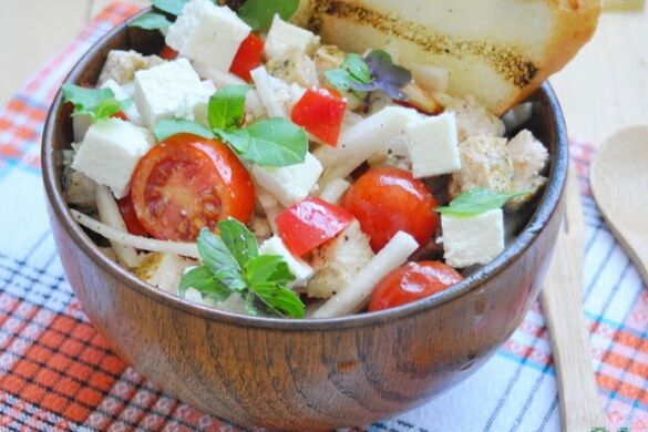 Salad sereal dengan nasi basmati untuk mereka yang ingin menurunkan berat badan dengan diet mediterania