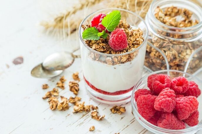 yogurt dengan raspberry dan muesli untuk menurunkan berat badan